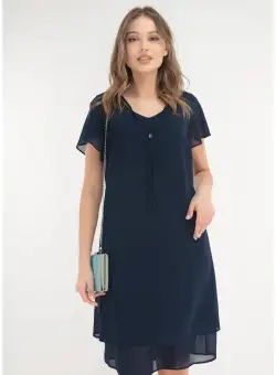 Rochie bleumarin din voaluri suprapuse cu snur la decolteu
