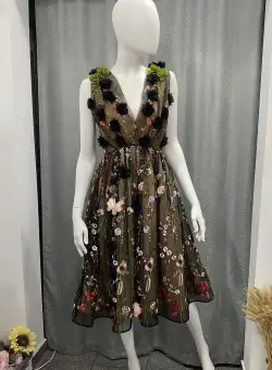 Rochie de ocazie midi clos prevazuta cu broderie florala colorata