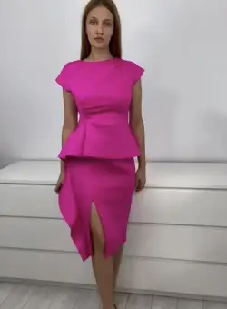 Rochie eleganta conica fucsia cu slit pe picior si volan lateral