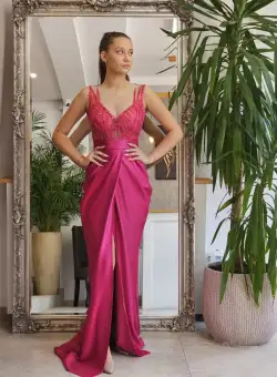 Rochie lunga fucsia conica cu slit pe mijlocul picioarelor si broderie pretioasa cu perle in partea superioara