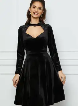 Rochie Moze neagra din catifea cu decupaj la decolteu si paiete