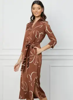 Rochie Sabrina maro din satin cu imprimeuri albe si cordon in talie