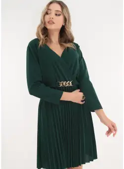 Rochie verde-smarald cu fusta plisata si accesoriu auriu