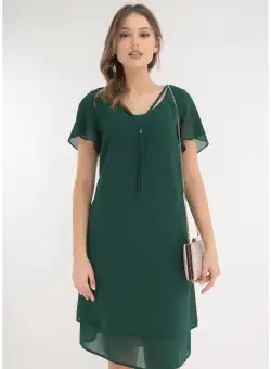 Rochie verde-smarald din voaluri suprapuse cu snur la decolteu