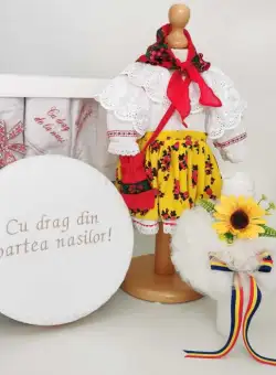 Set Botez Traditional , Costum Traditional Fetite Floral 3 , 4 piese costumas , lumanare, trusou si cufar