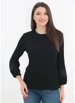 Bluza neagra din vascoza texturata cu insertii din dantela la maneci