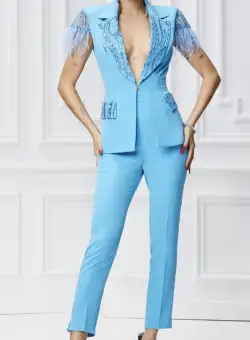 Compleu de ocazie bleu format din doua piese cu sacoul prevazut cu pene si broderie