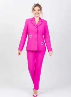 Compleu elegant format din doua piese cu pantaloni conici si sacou cambrat accesorizat cu detaliii pretioase