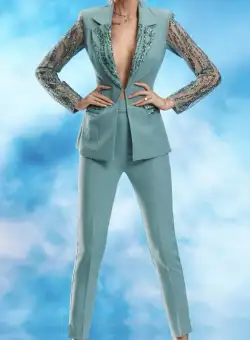 Compleu elegant format din doua piese cu sacou prevazut cu paiete si perle la maneci si revere