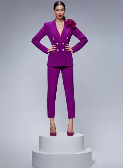 Compleu elegant mov format din doua piese accesorizat cu o floare detasabila