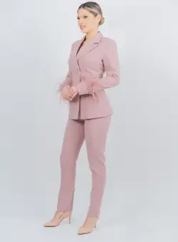 Compleu elegant roz prafuit compus din sacou accesorizat cu strasuri si pene si pantaloni lungi conici