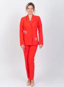 Compleu eleganta format din doua piese cu sacou cambrat accesorizat cu detalii pretioase