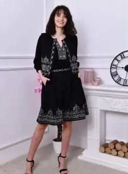 Compleu negru cu broderie traditionala Xenia 2 format din 2 piese vesta si fusta
