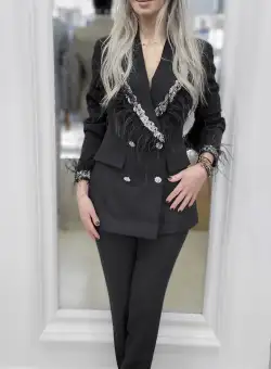 Compleu negru cu pene si detalii pretioase
