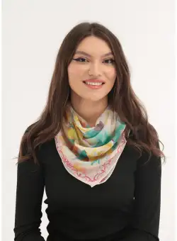 Esarfa patrata din matase cu print floral galben-turcoaz