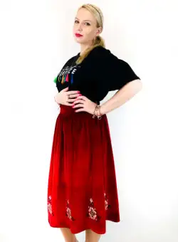 Fusta din catifea cu motive traditionale