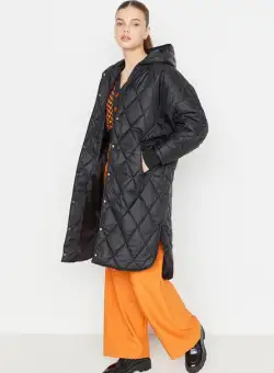 Geaca matlasata cu gluga neagra Linette