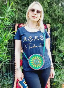 Geanta stilizata cu motive traditionale cu floare 11