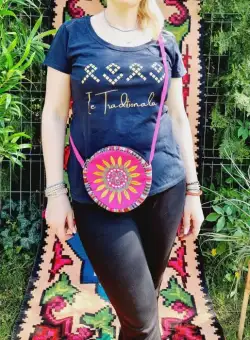 Geanta stilizata cu motive traditionale cu floare 8