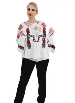 Ie traditionala fetita Gratiela