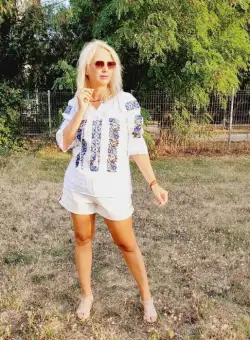 Ie traditionala Laura 16