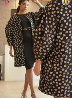 Jacheta din brocard de culoare neagra cu imprimeu trandafiri aurii cu albastru