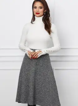 Maleta Iovnna alba din tricot reiat cu nasturi pe maneci