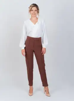 Pantaloni pana eleganti cu dunga pe mijloc accesorizati cu nasturi la baza