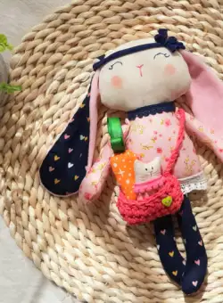 Papusa iepuras cu urechi lungi si accesorii