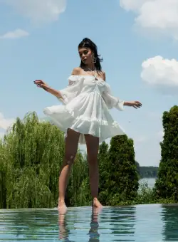 Rochie alba din voal cu volane