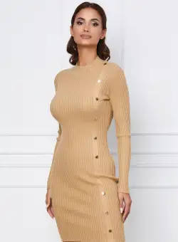 Rochie Clara camel din tricot reiat cu nasturi decorativi