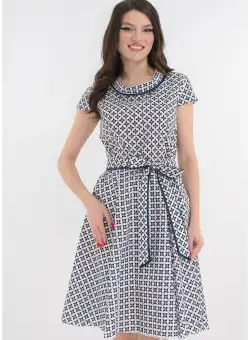 Rochie clos alba cu model geometric bleumarin-rosu