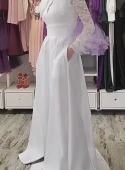 Rochie de ocazie alba din tafta accesorizata cu pene si maneci din dantela