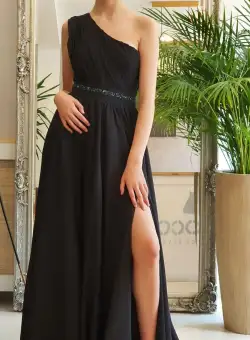 Rochie de ocazie vaporoasa de culoare neagra cu centura cu detalii metalice