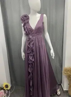 Rochie lunga din voal prevazuta cu volanase in partea din fata si slit pe picior