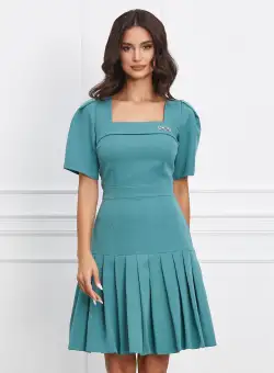 Rochie Moze bleu cu pliuri pe fusta si accesoriu metalic pe bust