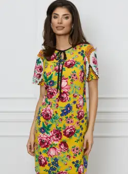 Rochie Moze galbena cu imprimeu floral multicolor si snur la baza gatului