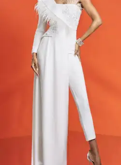 Salopeta eleganta prevazuta cu trena ampla si pene pe rever