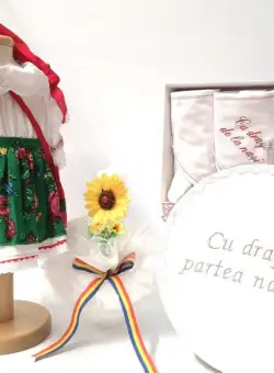 Set Botez Traditional , Costum Traditional Fetite Verde , 4 piese costumas , lumanare, trusou si cufar