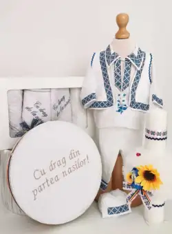 Set Botez Traditional Raul 27 , 4 piese costumas, lumanare, cufar brodat, trusou brodat