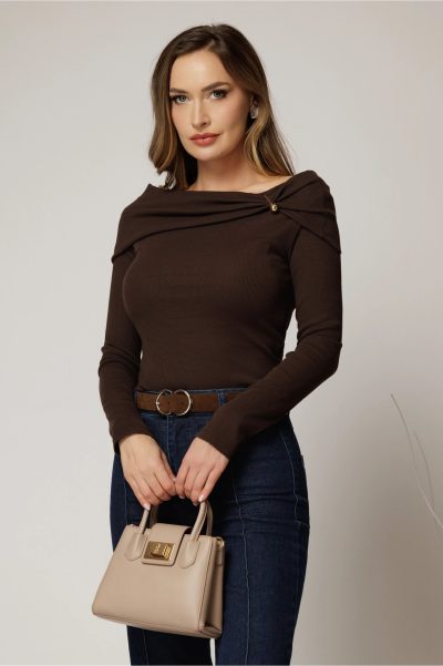 Bluza maro din bumbac cu decolteu barcuta si brosa