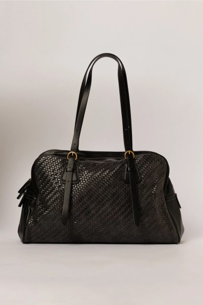 Geanta eleganta neagra cu aspect impletit si detalii metalice discrete