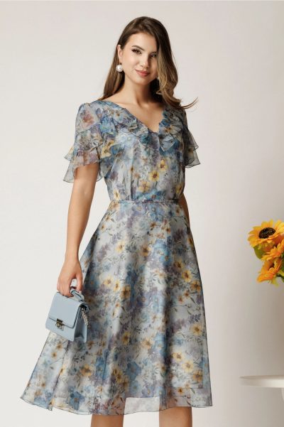 Rochie midi bleu din voal cu floricele albastre in clos cu volanase la bust