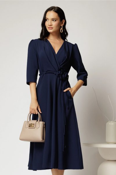 Rochie midi bleumarin din stofa in clos cu floare in talie