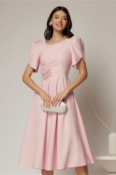 Rochie midi roz de ocazie cu aplicatie in talie cu margele si maneci decupate