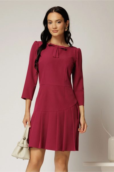 Rochie scurta magenta cu pliuri pe fusta si funda la bust