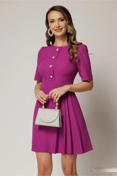 Rochie scurta magenta cu pliuri pe fusta si nasturi pe bust