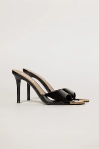 Sandale negre de tip mule cu varful metalic auriu